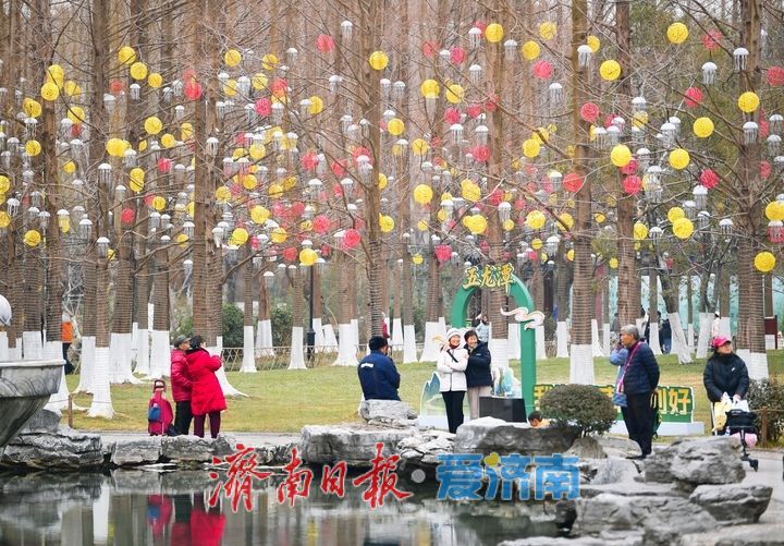 济南天下第一泉迎春花灯会进入安装阶段，园区渐展“奇幻”容颜