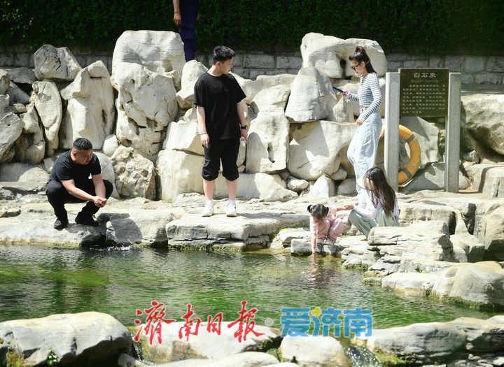 高温预警何处觅清凉，护城河畔变“天然空调房”