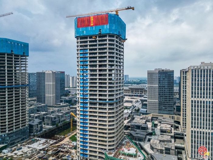 济南绿地齐鲁之门B1-A超高层主体封顶 打造京沪高铁新门户