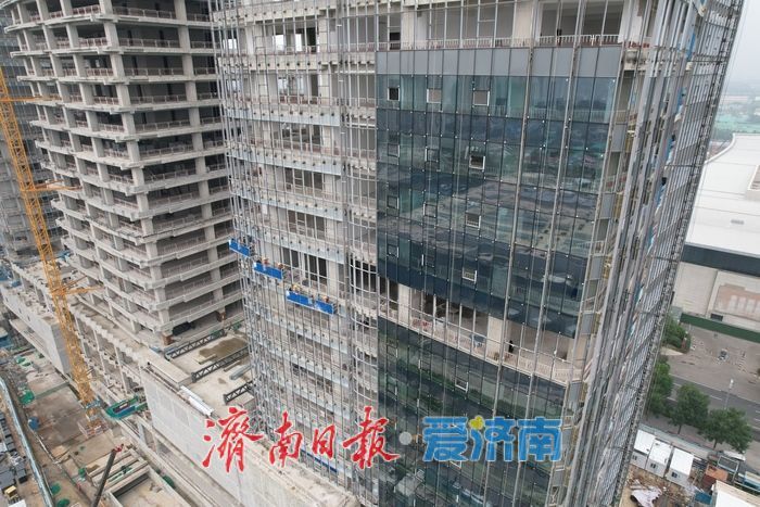 项目强省会｜济南万融云城二期项目玻璃幕墙安装有序推进