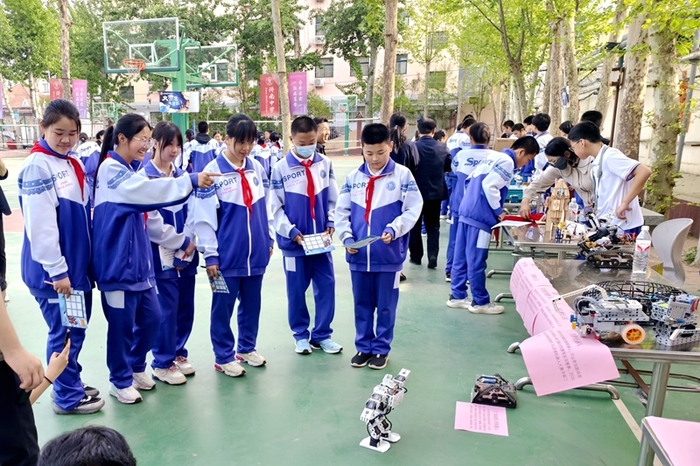 跳舞机器人、空气炮、水火箭，济南中学科技节学生们玩嗨了