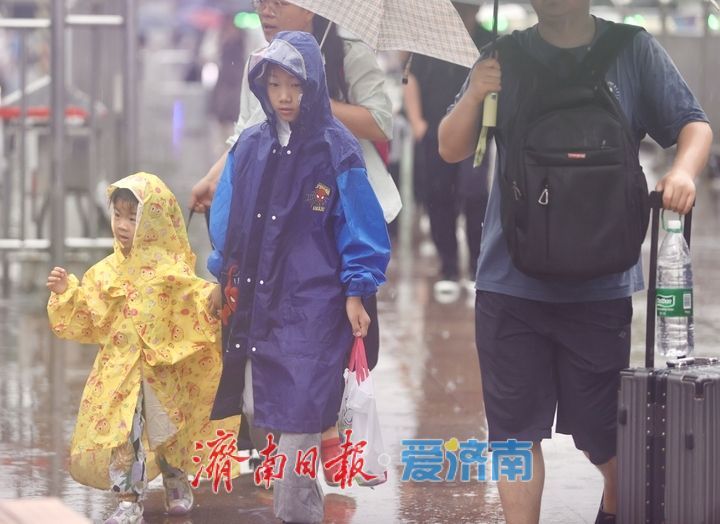 2025年铁路暑运雨中启动 济南站客流平稳 旅客有序踏上旅程