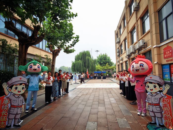 【你好 一年级】雏燕逐梦 红星启航 ——济南市历下区燕山小学举行2026级新生入学仪式