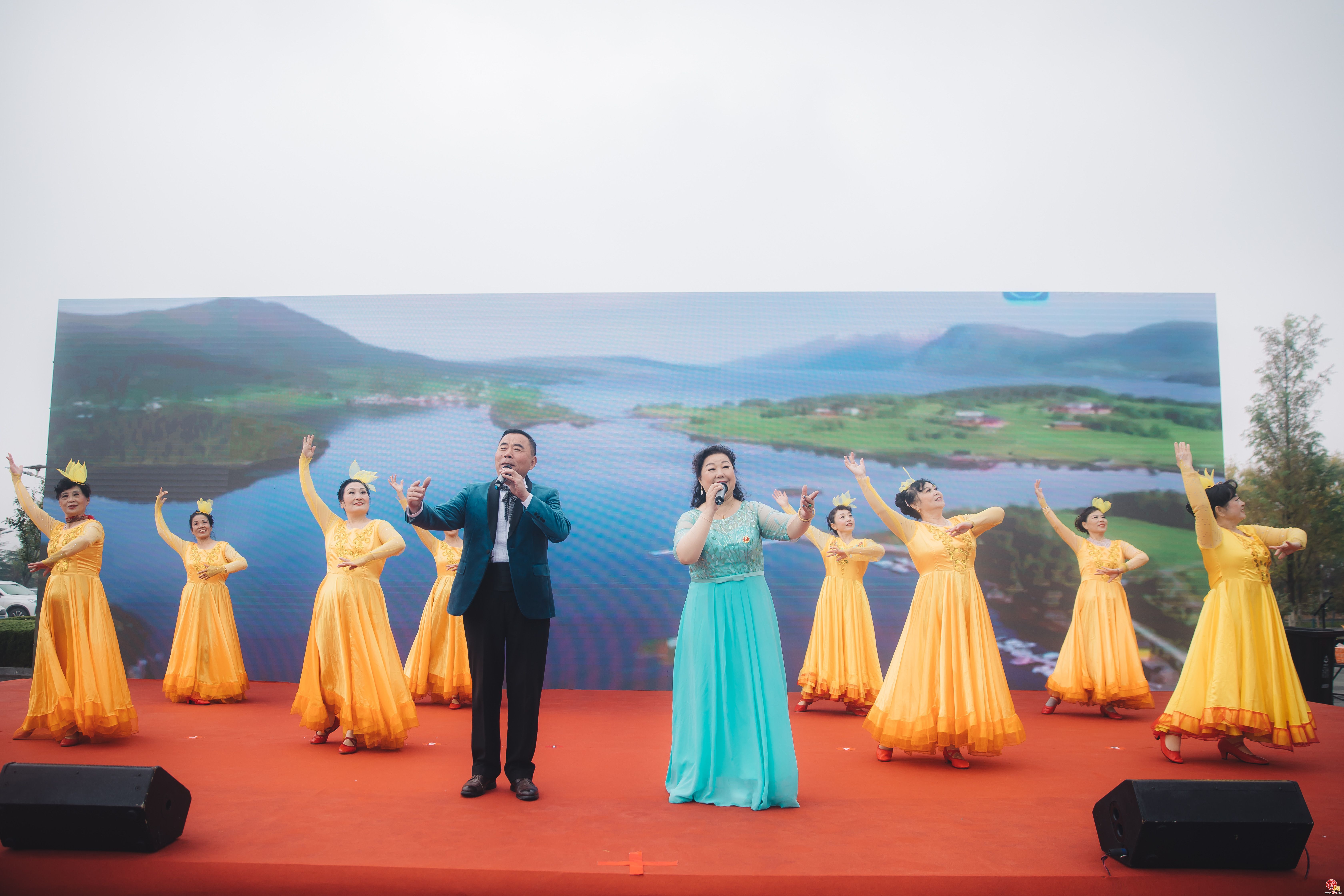 济南市城管局举行庆祝山东省第三十届环卫工人节暨“百姓大舞台”系列活动启动仪式