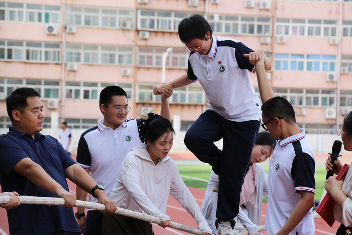 一根绳子，系起快乐、团结与超越：历城职专综合高中部举行心理团体拓展活动