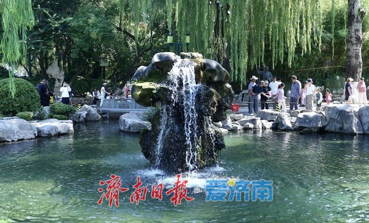 金秋五龙潭月牙泉喷涌超一年，“月牙飞瀑”超长待机365天