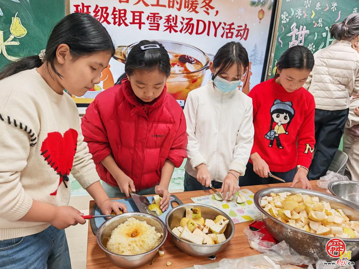 济南市天桥区桑梓回民小学开展“巧手做暖粥 感恩伴寒冬”主题活动