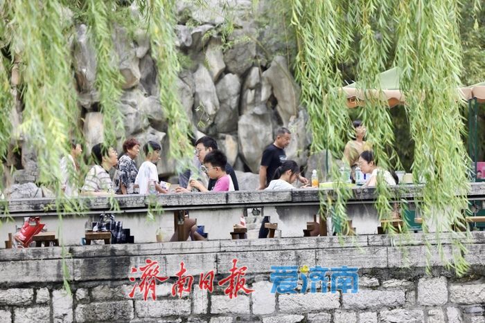 一年四季 泉在济南丨雨后济南凉意至 护城河畔客如潮