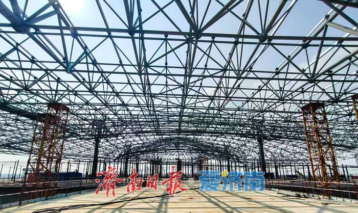钢脊腾飞！济南机场二期改扩建工程T2航站楼屋顶钢网架完成首次整体提升