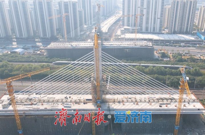 开源路跨铁路转体斜拉桥斜拉索施工完成