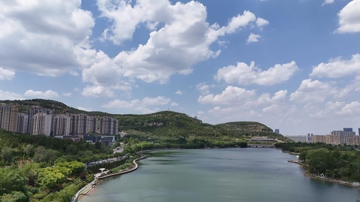 孟家水库游人戏水消暑 乐享清凉夏日