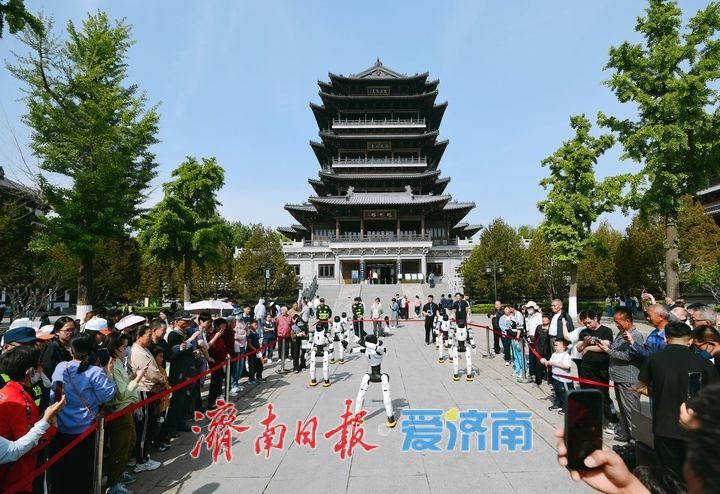 科技与泉水碰撞，“机器人舞团”燃爆大明湖畔