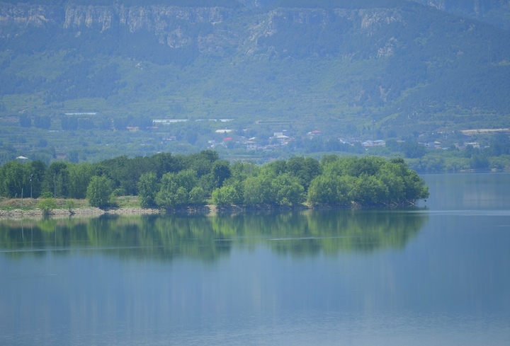 天朗气清，初夏卧虎山水库呈现“天空之镜”美色