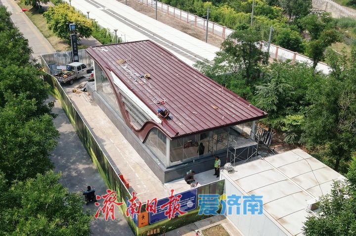 济南轨交3号线两座车站出入口加装风雨棚，汛期将至缓解乘客出行困扰