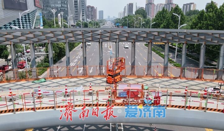 “月牙形”过街天桥展露俏容