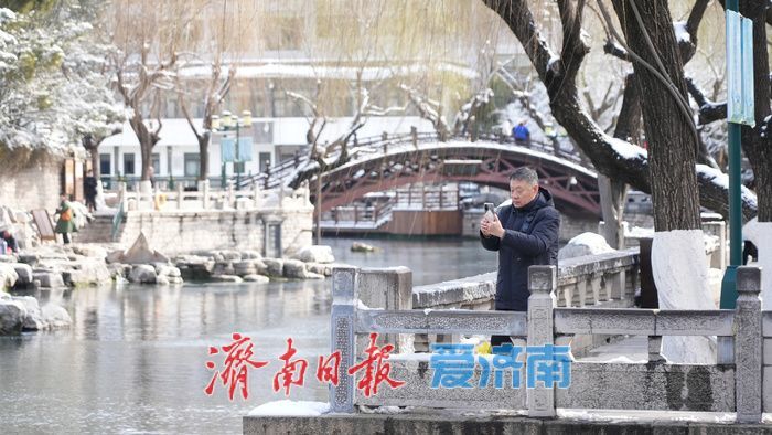 雪霁泉城披银纱，护城河畔如诗画