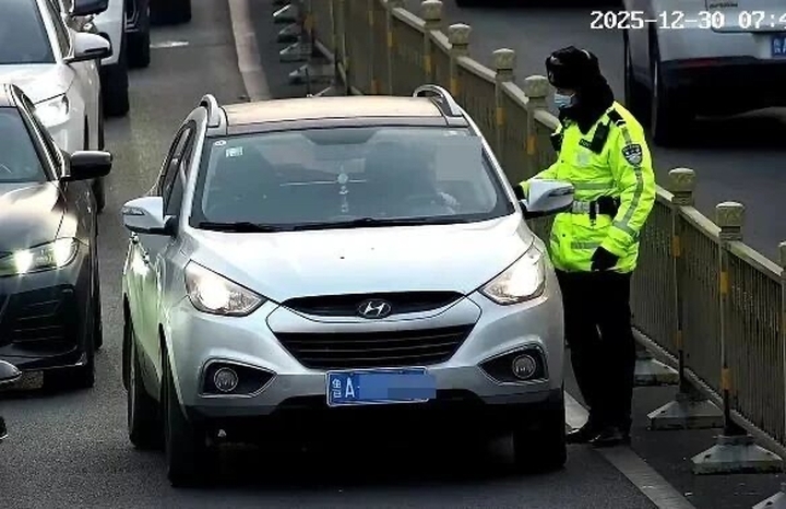 海报、口罩、树叶，驾驶人花样翻新挡车牌被查