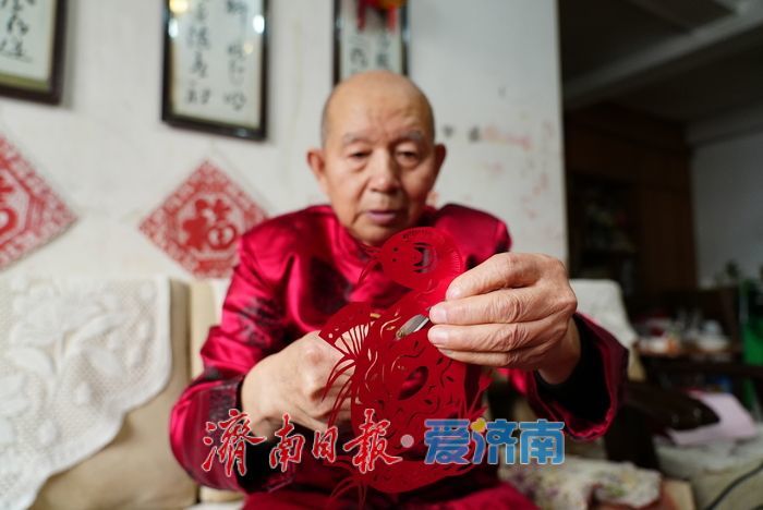 74岁手艺人匠心独运，创作260幅生肖蛇剪纸迎新春