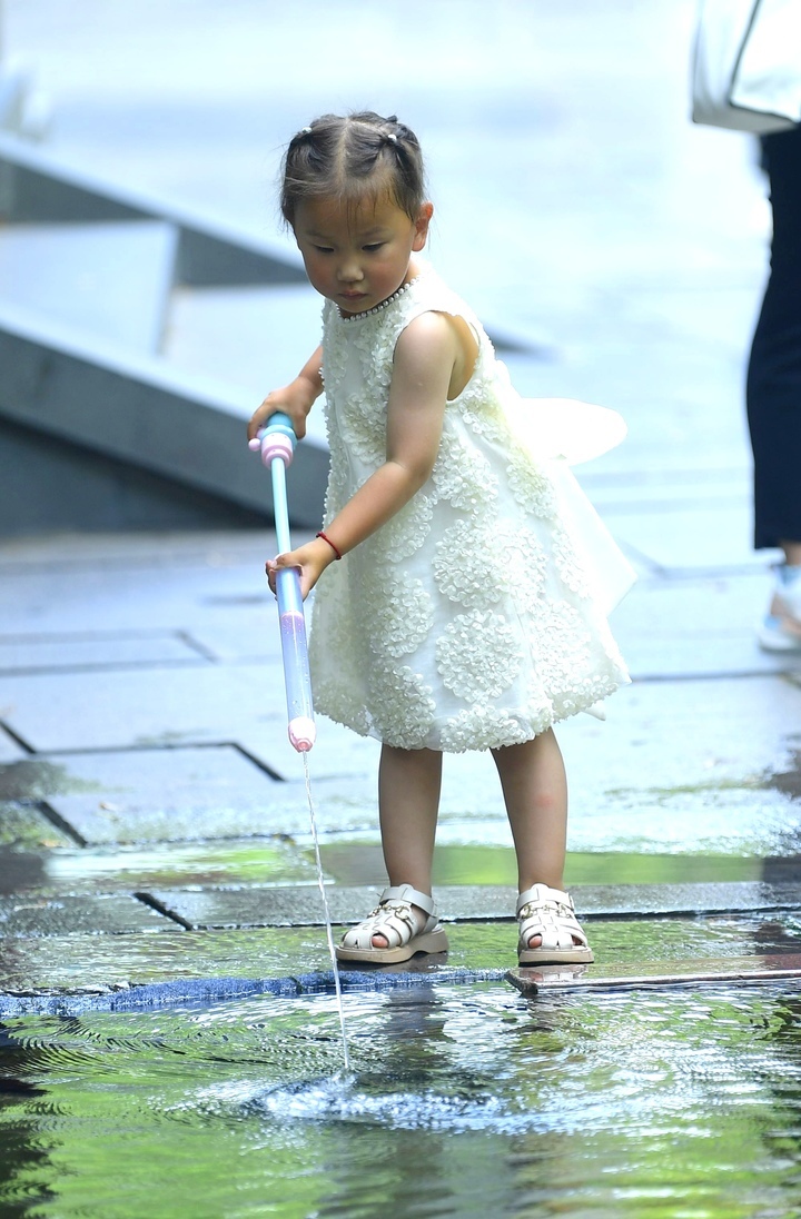 高温来袭，济南市民泉畔觅清凉