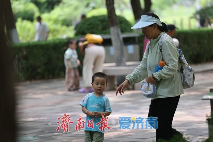 绿荫纳凉享惬意 泉城公园开启夏日欢乐时光