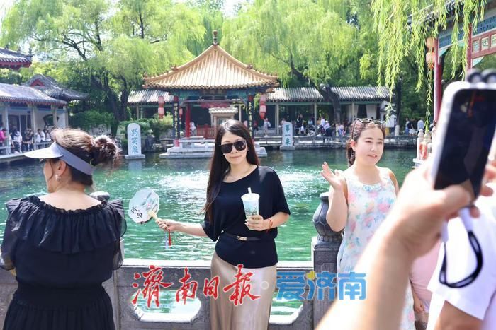 一年四季 泉在济南丨雨后趵突泉水位显著回升 高温天游客赏泉热情不减