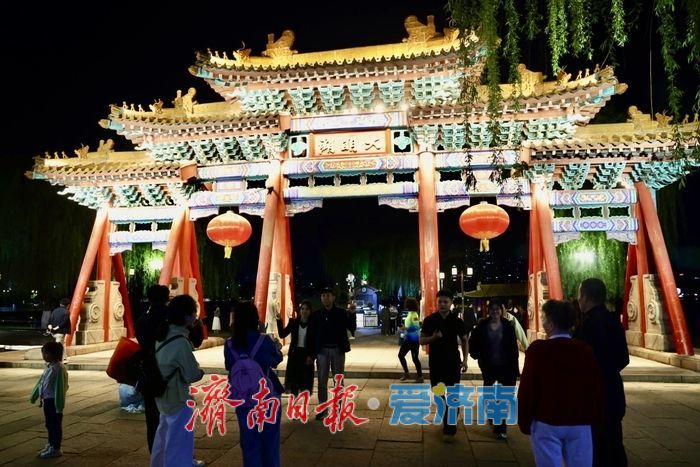 大明湖夜游人气旺 光影泉城醉游人