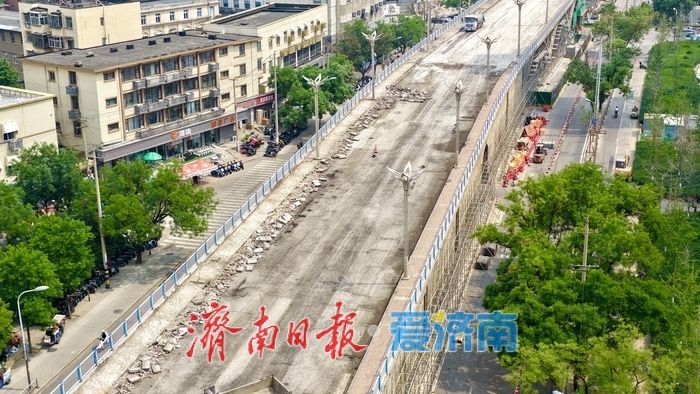 济南纬二路跨铁路天桥改造工程稳步推进 施工现场繁忙有序