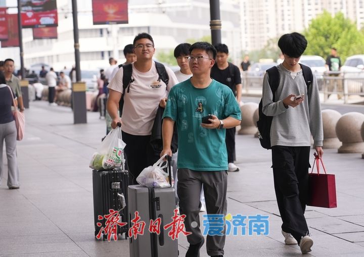 双节临近 济南西站迎来节前客流小高峰