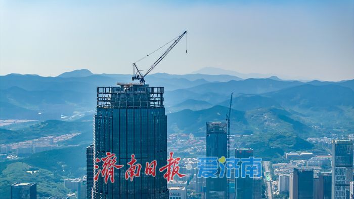项目强省会｜苍穹为幕，428米 济南第一高与泰山罕见同框