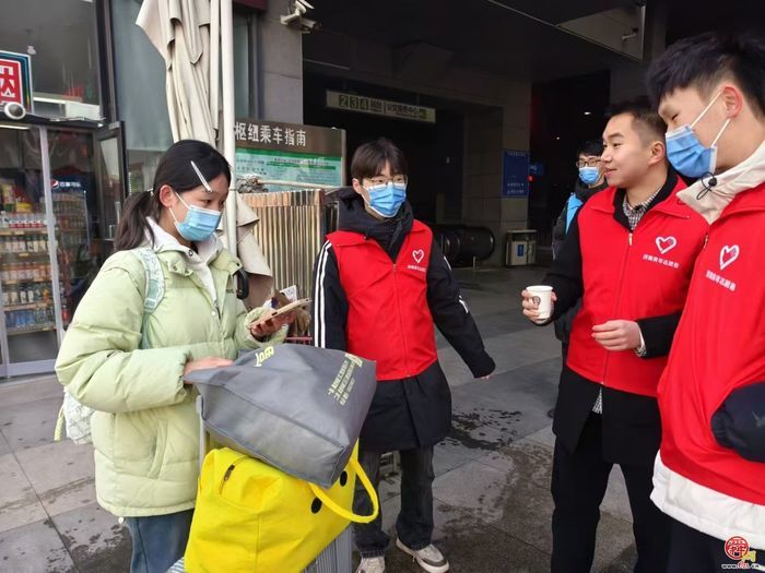 济南西站公交枢纽青年志愿岗为您温暖回家路