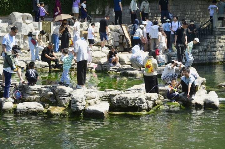 亲泉戏水享清凉