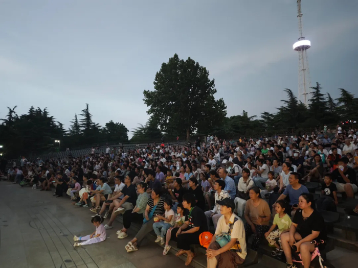 泉城公园露天电影点亮济南夏夜 