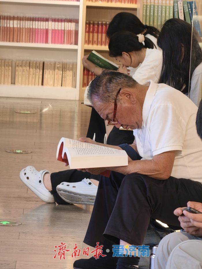 出伏暑气仍未消，书香场馆觅清凉