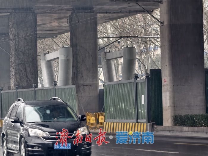 二环东路百花公园东门人行过街天桥主体桥墩成型