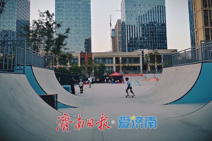 城市公园变身运动乐园 市民欢度惬意周末