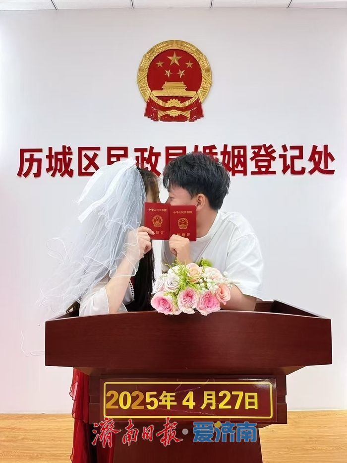 方向盘上的坚守 00后公交夫妻档的别样“蜜月”