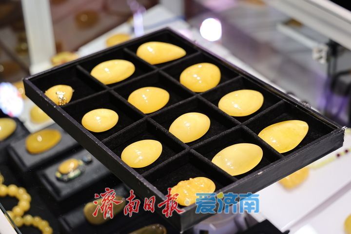 济南国际珠宝展暨工艺美术茶文化紫砂精品展开幕