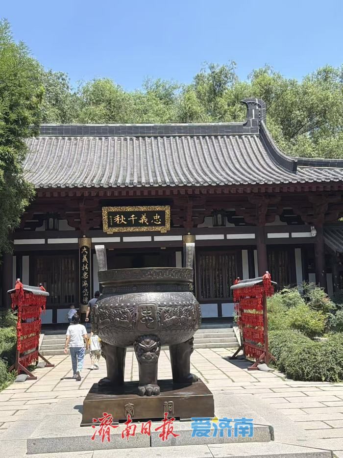 五龙潭里享清凉
