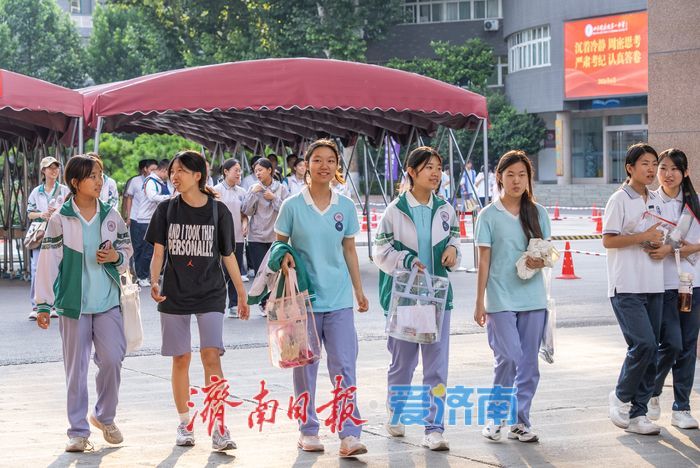 中考第二天结束，济南一中考点氛围暖意融融