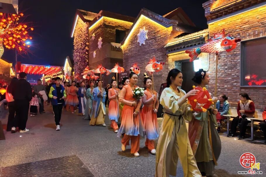鱼灯映古街 迎财启新程——上新街“游龙·鱼灯”迎财夜巡亮灯仪式启幕