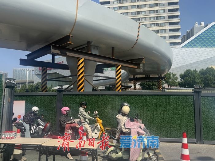 高新万达人行天桥现雏形 预计七月完工投用