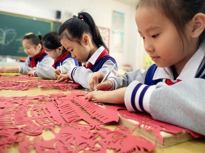 济南市槐荫区张庄小学：剪纸寄情，献礼祖国