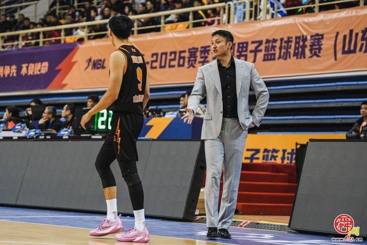 章丘迎来NBL联赛主场首秀 山东蜜獾力克对手斩获开门红