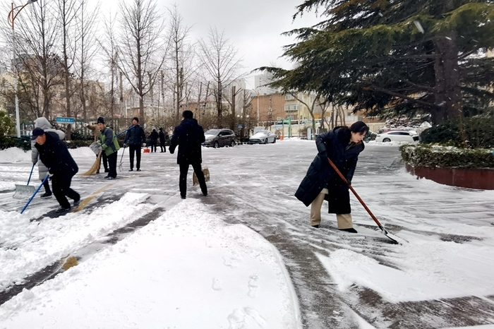 风雪中，济南中学党员干部用行动诠释责任与担当