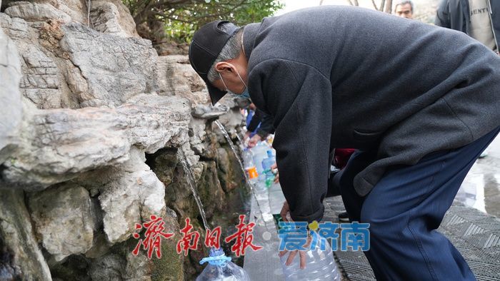 泉水畅流，济南市民打泉水热情高涨