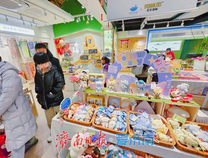 一年四季 泉在济南丨街巷寻味觅好物 游客打卡济南宝藏小店