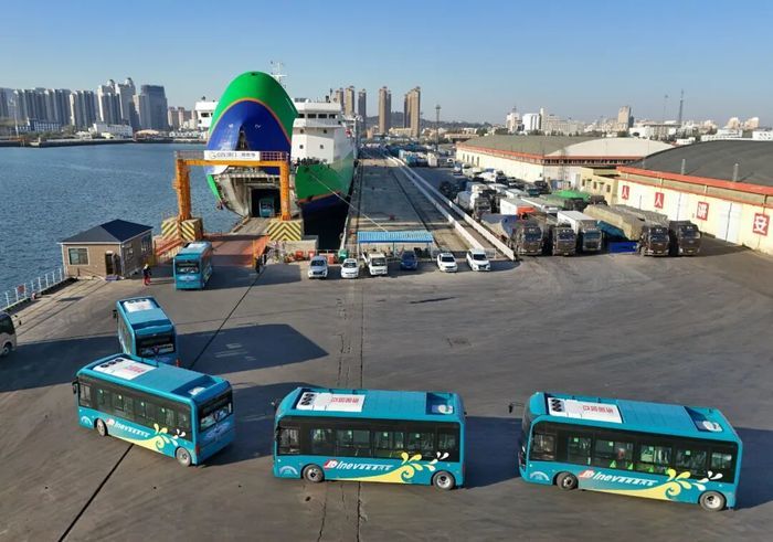 300台纯电动公交车“闯关东”！山东港口烟台港新能源汽车海上运输专线迎“重磅订单”