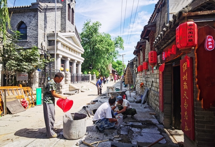 保持古朴风貌，泉城老街重铺石板路