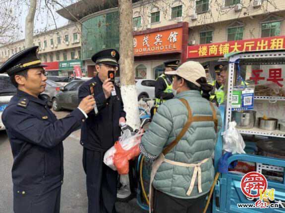普法先行 规范经营 济南多部门开展“摊点规范治理·共建文明城市”普法宣传活动