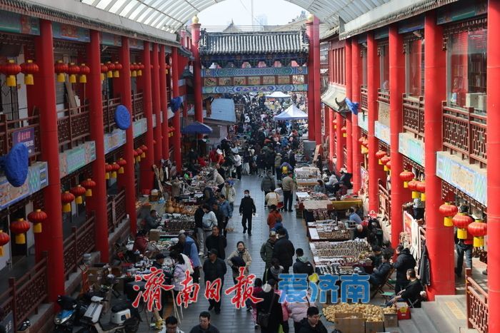 气温回升，济南英雄山文化市场热闹非凡